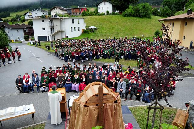 Ein prächtiges Bild: Den Wettervorhersagen zum Trotz wagte man die Festmesse im Freigelände. | Foto: Hassl