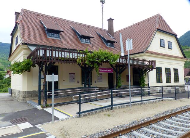 Aufnahmsgebäude Spitz an der Donau, Wasserturm und Gütermagazin Wachauer Bahn