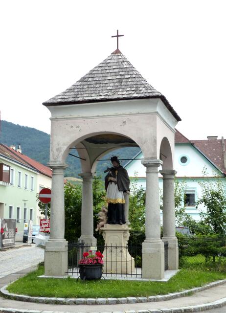 Figurenbildstock hl. Johannes Nepomuk mit Baldachin - Das Denkmal trägt eine Bezeichnung aus der Mitte des 18. Jahrhunderts.