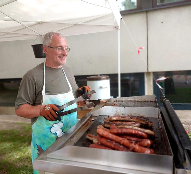 Mag. Artner beim Grillstand | Foto: Mag. Humhal