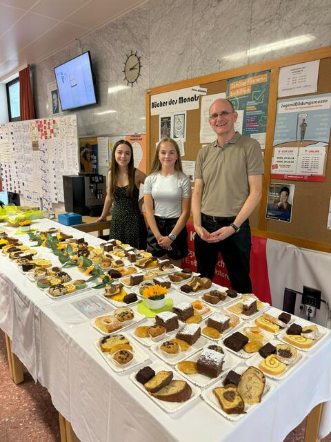 Kuchenbuffet mit Mag. Lackner und Schülerinnen der 5a  | Foto: Mag. Humhal