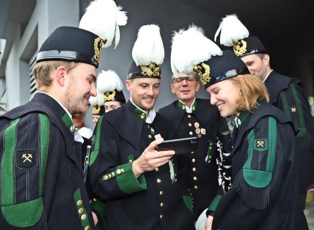 Was tun die Musikerinnen und Musiker der Salinenmusikkapelle Ebensee in der Konzertpause? Richtig, sie schauen sich ein EM-Match an. | Foto: Hörmandinger