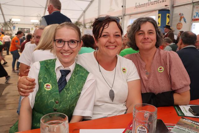 Melanie, Lisa und Verena beim Feiern im Festzelt. | Foto: Markus Bäumler/zema-medien.de
