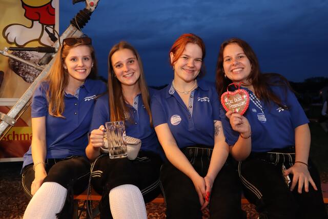 Christine, Johanna, Hannah und Helga freuen sich über einen tollen gemeinsamen Abend in Pattigham. | Foto: Markus Bäumler/zema-medien.de