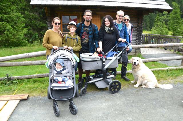 Der Spittaler Bergwanderführer René Camaur (2.v.re.) zwischen Schwester Caro und Gattin Igli mit Freunden und "Barry"
