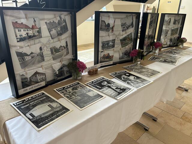 Für die Veranstaltung wurden in der Ottersbachhalle Bilder aus den vergangen Jahrzehnten aufgestellt.  | Foto: RegionalMedien