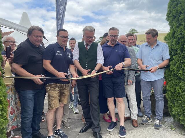 LH Christopher Drexler unbd Bürgermeister Helmut Linhart durchschnitten mit weiteren Ehrengästen das Band. | Foto: Almer