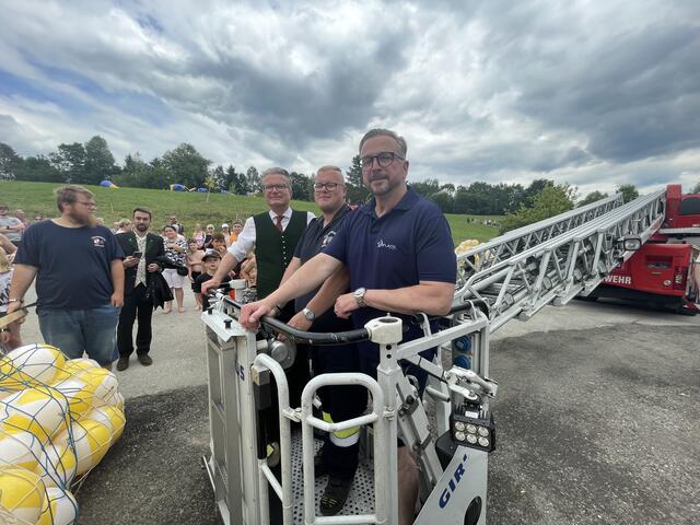 Christopher Drexler und Bürgermeister Helmut Linhart wurden mit dem Kran in luftige Höhen transportiert. | Foto: Almer