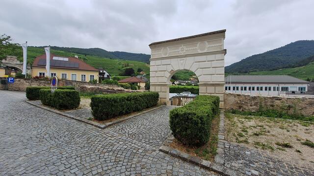 Nordöstlich von Schloss Niederhaus verläuft die in der zweiten Hälfte des 16. Jahrhunderts errichtete Umfassungsmauer des ehemaligen Schlossgartens mit zwei runden Ecktürmchen unter Kegeldächern. Südlich erhebt sich eine gequaderte Portalmauer mit Beschlagwerkdekor in der Attika, die aus der Zeit um 1600 stammt.