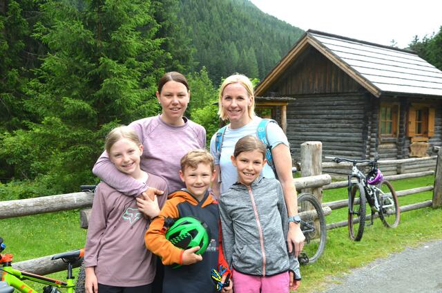 Die Kinder Lena, Sebastian und Emilia sind mit den Müttern Lisa und Regina per Rad aus Mallnitz gekommen