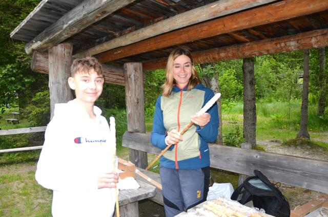 Leon und Monika Kopp boten das leckere Stockbrot an