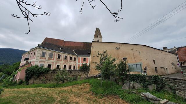 Schloss Niederhaus – das sogenannte Untere Schloss – ist eine vierseitige zweigeschoßige Anlage mit geknickter Ostfront. Der Nordflügel stammt im Kern aus dem 15. Jahrhundert. Der Nordwestecke vorgestellt ist die ehemalige Schlosskirche, von der nur noch eine Ruine erhalten 