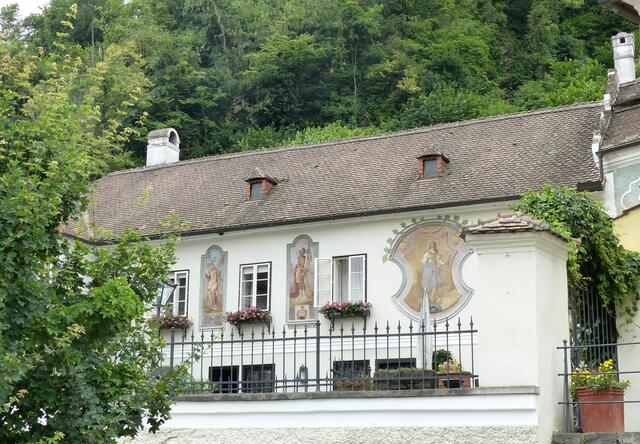 Der ehemalige Aggsteiner Hof ist eine zweigeschoßige Anlage über hakenförmigem Grundriss, die im Kern aus dem 16. Jahrhundert stammt. Der südliche Flügel ist mit 1851 bezeichnet. Der Bau verfügt über Wandmalereien in Kartuschenrahmungen mit Abbildungen von Maria Immaculata, dem hl. Sebastian und dem hl. Rochus, die von Anton Meyer angefertigt wurden und mit 1799 bezeichnet sind. Innen befinden sich tonnengewölbte Räume. Im Obergeschoß ist ein Stuckspiegel des 18. Jahrhunderts zu sehen. Zu dem Komplex gehört ein platzlgewölbtes Presshausstöckl aus der zweiten Hälfte des 18. Jahrhunderts mit Volutengiebeln und einer mit 1775 bezeichneten Presse.