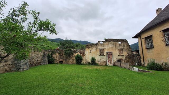 Vom ursprünglich freistehenden Rechteckbau der ehemaligen protestantischen Schlosskirche sind die Außenmauern teilweise erhalten. An der Ostfront befindet sich ein Rundbogenportal mit einer durch Felder gegliederten Rahmung, Rautung und Rosettenbesatz, Fries mit Wellenranken, Perlstab und Cymabegleitung aus dem frühen 17. Jahrhundert. Innen führt an der Westseite ein Portal, das unter Verwendung von Teilen der ehemaligen Schlosskirche hergestellt wurde, zu einem später angelegten Keller. Dieses verfügt über ein Korbbogengewände und ein Zahnschnittfries und hat seitlich geböschte Pfeiler mit je einem Engelkopfrelief.