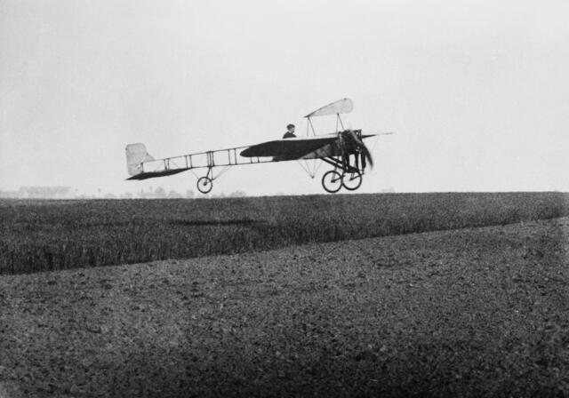 Der französische Ingenieur Louis Blériot absolvierte 1909 einen Schauflug auf der Simmeringer Haide. | Foto:  Library of Congress / Everett Collection / picturedesk.com