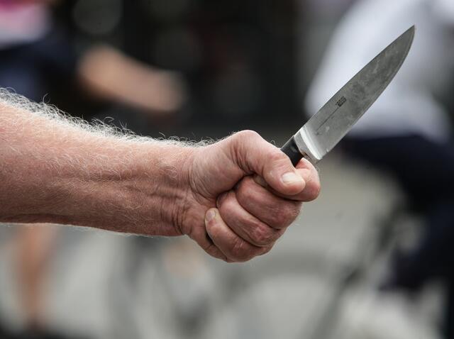 Am Neubau soll ein 36-Jähriger zuerst ein junges Mädchen und dann einen 22-jährigen Helfer mit einem Messer bedroht haben. | Foto: stock.adobe.com/ rolfkremming (Symbolfoto)