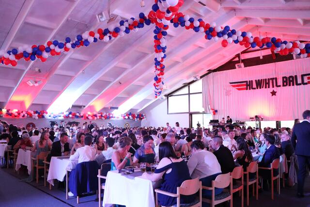 Die Dolomitenhalle strahlte am Samstag ein spektakuläres "Top Gun"-Flair aus. | Foto: Lea Mayr