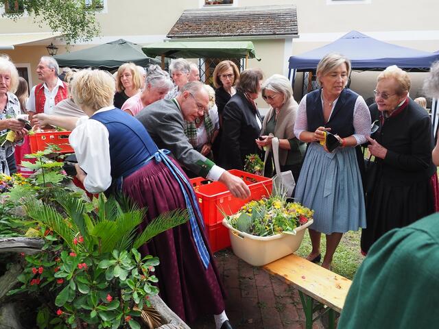 Die Sonnwendkranzerl sind immer heißbegehrt.