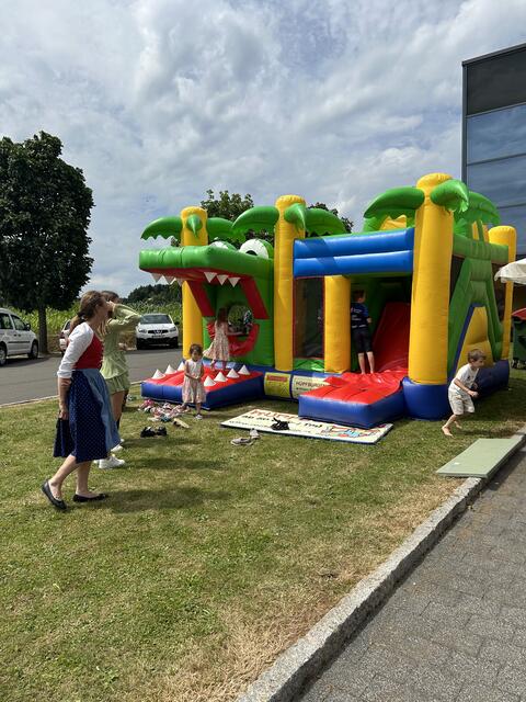 Für die kleinen Gäste wurde eine Hüpfburg aufgebaut.  | Foto: RegionalMedien
