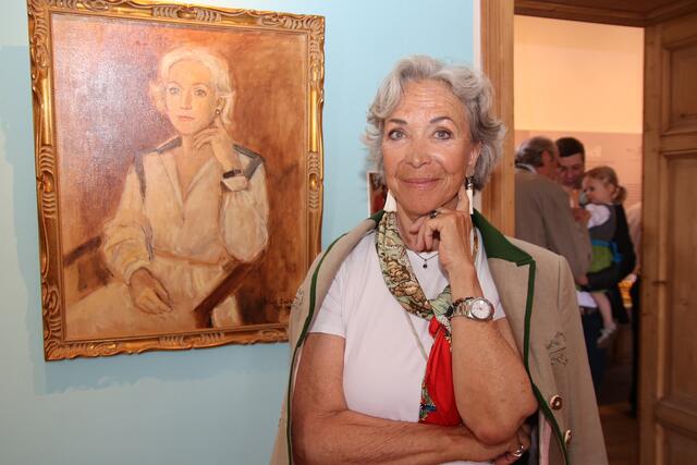Claudia Herz-Kestranek vor einem Bild ihrer Ahnen.