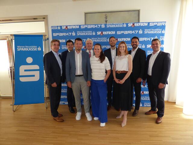 GF S-Real Wolfgang Weibl, Vorstandsdirektor Christian Spitzer, Filialleiter Kundenzentrum Martin Haas, Vorstandsdirektor Klaus Lehner, Abteilungsleiterin Retail Marion Kraus, Filialleiter Marktgasse/Bad Erlach Martin Schuler, Teamleiterin Kommerz-Retail Marion Rehberger-Horvath, Filialleiter Zehnergasse/Bad Fischau Ergün Papak, Filialleiter Auge Gottes/Eggendorf Michael Sturm. | Foto: Plavec-Liska