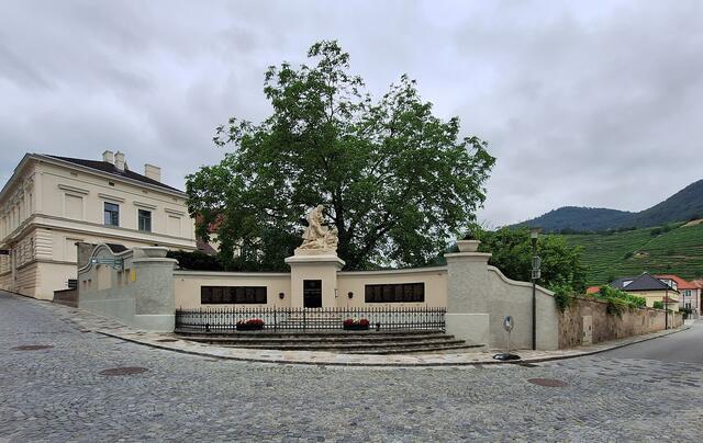 In Spitz befindet sich ein Kriegerdenkmal zur Erinnerung an die Opfer der beiden Weltkriege. Die Skulptur schuf Paul Paintl.