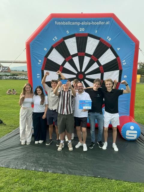 1. Platz beim Fußball-Dart der Sparkasse mit Klassenvorstand Prof. Schuster  | Foto: Mag. Humhal
