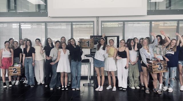 Für die drei Gewinnerklassen gab es Kisten gefüllt mit fairen Produkten.   Foto: Emma Mühlthaler