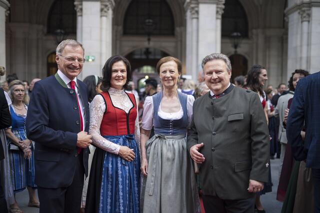 Beim Ball der Oberösterreicher in Wien (v.li.): Landeshauptmann Thomas Stelzer, Bettina Stelzer-Wögerer, Irmtraud Rossgatterer, Bürgermeister Michael Ludwig.  | Foto: Land OÖ/Max Mayrhofer