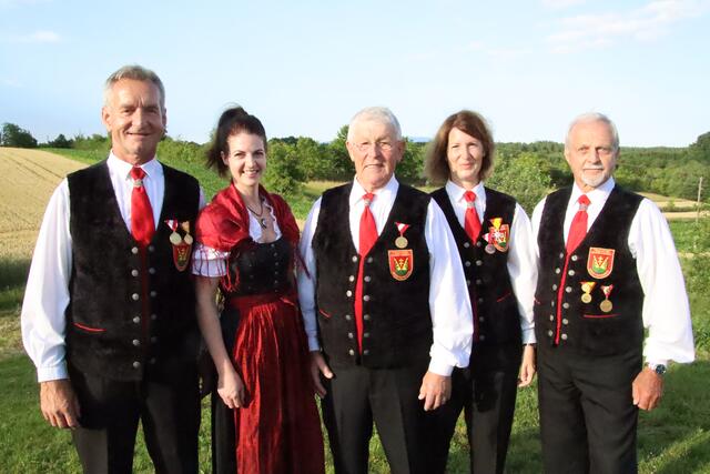 Stehen für Wörterbergs Musiktradition: Kapellmeister Josef Mussi, Ehrenmarketenderin Natalie Rath, Siegfried Marth, Obfrau Elisabeth Mussi und Otto Rath (von links). | Foto: Martin Wurglits