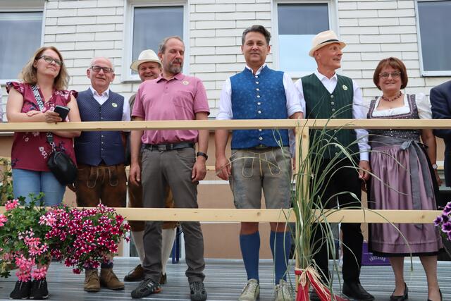 5. v.l. in blauer Tracht: Bürgermeister von Pattigham Johann Urwanisch | Foto: Markus Bäumler/zema-medien.de