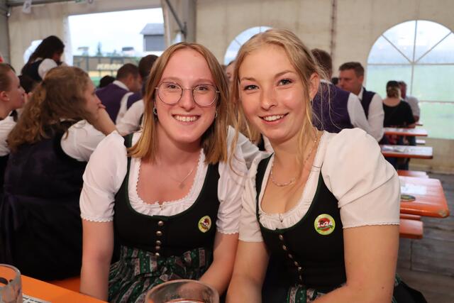Carina und Clara geniessen den Abend in Pattigham. | Foto: Markus Bäumler/zema-medien.de