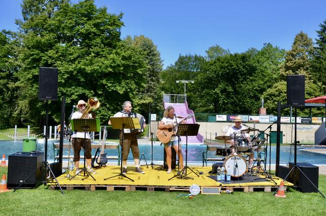 Ab 9.00 Uhr spielten „Die Rumtreiber“ zum Frühschoppen auf, die das Publikum in tolle Stimmung versetzten | Foto: Elisabeth Peinsipp