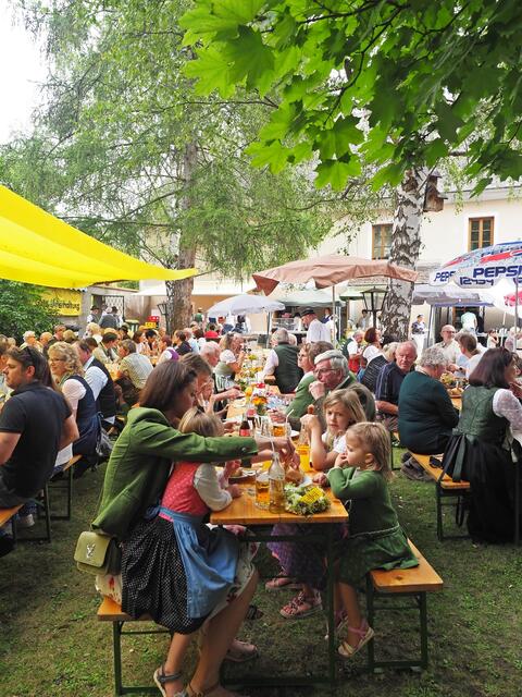 Gute Stimmung und gutes Essen im Pfarrgarten.