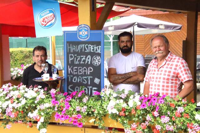 Bürgermeister Edi Zach (rechts) ist erleichtert, mit Mustafa Tas (links) und seinem Mitarbeiter Mehmet Katarci rasch einen neuen Pächter für die Bad-Kantine gefunden zu haben. | Foto: Martin Wurglits