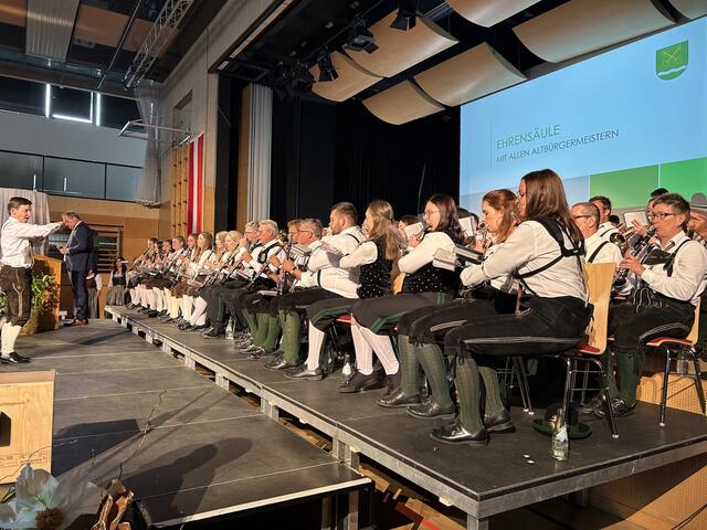 Die Musikkappellen St. Peter a.O. spielten während der Enthüllung der Ehrensäule.  | Foto: RegionalMedien
