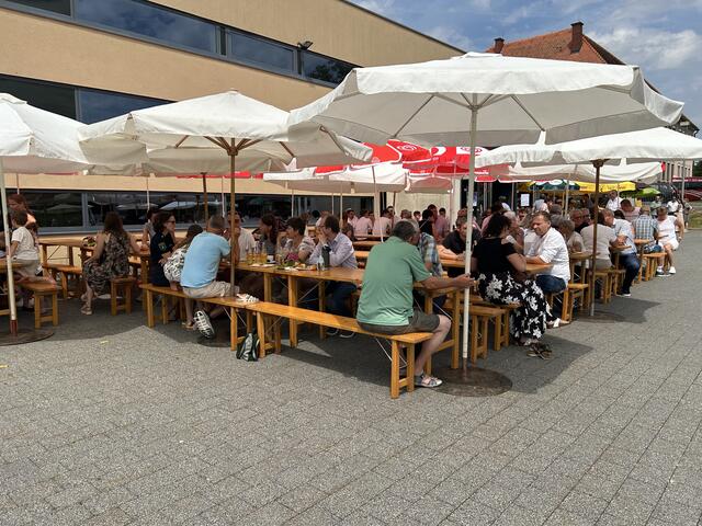 Nach dem Festakt ging es zur regionalen Verköstigung.  | Foto: RegionalMedien