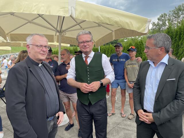 Pfarrer Martin Trummler, LH Christopher Drexler und Bgm. Johannes Schmid im Gespräch | Foto: Almer