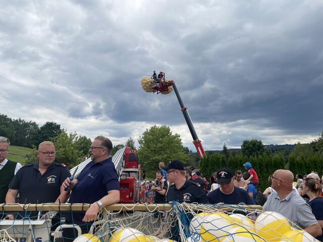 Die Überraschung war gelungen, 750 Wasserbälle wurden abgeworfen. | Foto: Almer