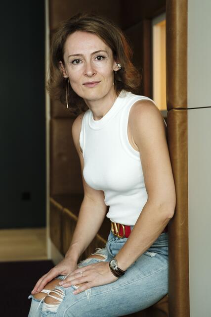 Die österreichische Professorin mit weißrussischen Wurzeln und selbst bezeichnete „Universalgelehrte“, Julia Skobeleva, die sich auf sozialen Netzwerken unter dem Pseudonym „Femme Phénoménale“ zeigt, unterrichtet Leadership und Gruppendynamik in Sigmund Freud Privatuniversität.  | Foto: Roland Ferrigato