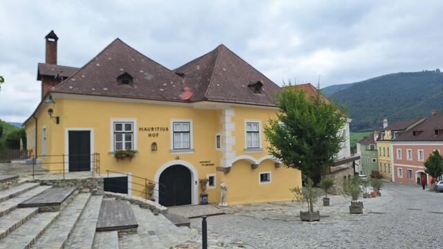 Der Mauritiushof ist eine zweigeschoßige Anlage mit drei um einen Hof angeordneten Flügeln. An der Front zur Marktstraße hat er einen Breiterker auf Kragsteinen, gekehlte Sohlbänke des 16. Jahrhunderts, ein Rundbogenportal aus dem frühen 16. Jahrhundert und eine tonnengewölbte Einfahrt. Der Hofflügel verfügt an zwei Seiten über Arkadengänge auf abgefasten Pfeilern. Deren Gänge sind mit Kreuzgratgewölben ausgestattet. Im Inneren gibt es Räume mit Stichkappentonnen aus der ersten Hälfte des 16. Jahrhunderts.