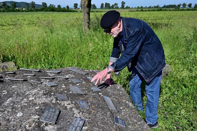 Horn bei der Steinplatte mit Namen bedrohter Völker | Foto: Hans-Peter Kriener