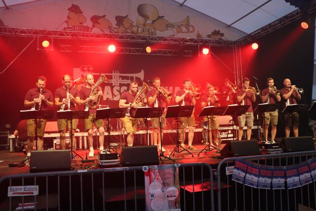 Die österreichische Band Brassaranka sorgte am Samstagabend für eine Topstimmung im Festzelt.  | Foto: Markus Bäumler/zema-medien.de