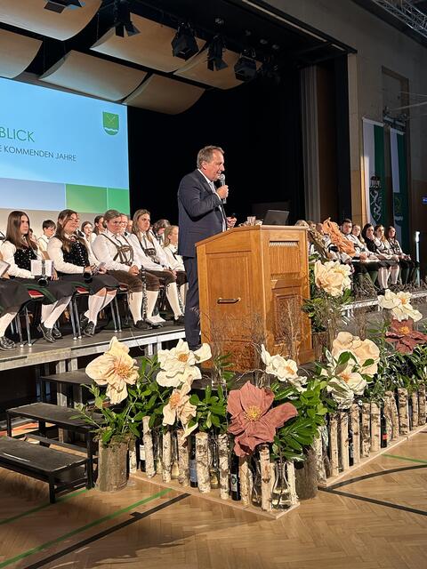 Bürgermeister Reinhold Ebner bei seiner Rede in der Ottersbachhalle. | Foto: RegionalMedien