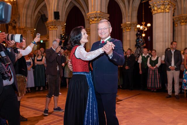 Auch Landeshauptmann Stelzer schwang das Tanzbein. | Foto: Antonio Bayer