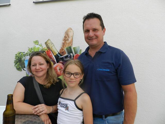 Doris, Bettina Thomas Steinmair( Sind froh das es im 
 Ort wieder einen Nahversorger gibt )