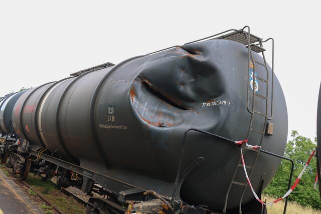 40.000 Liter Styrol liefen aus zwei der verunglückten Waggons ins Grundwasser aus. | Foto: laumat.at
