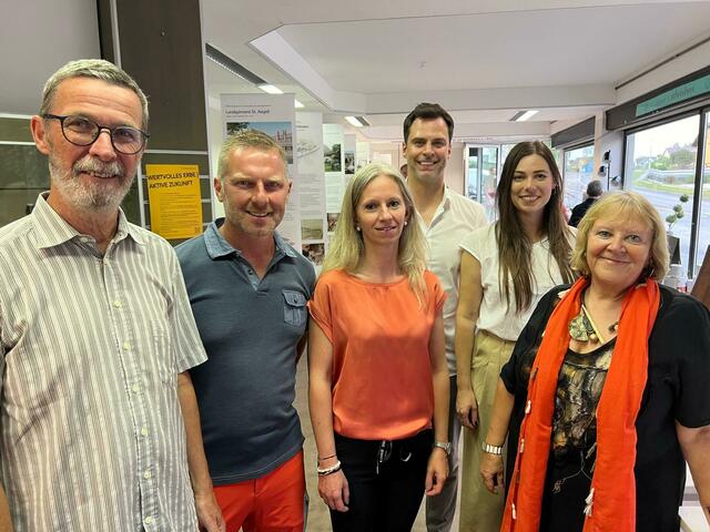 Karl Immervoll (Konzeption), Reinhard Fronhofer (Lokalbesitzer), Bürgermeisterin Alexandra Weber, David Calas und Barbara Reiberger (Kuratoren), Vizebürgermeisterin Margit Weikartschläger | Foto: zVg