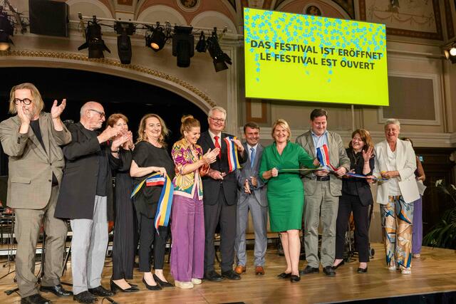 Eröffnung des Fotofestivals in Baden - Band durchschneiden: Christian Schörg, Lois Lammerhuber, Verena Sonnleitner, Silvia Lammerhuber, Carmen Jeitler-Cincelli, Christoph Kainz, Frédéric Joureau, Helga Krismer, Stefan Szirucsek, Florence Drouhet, Beate Jorda. | Foto: 2024psb/c.kollerics