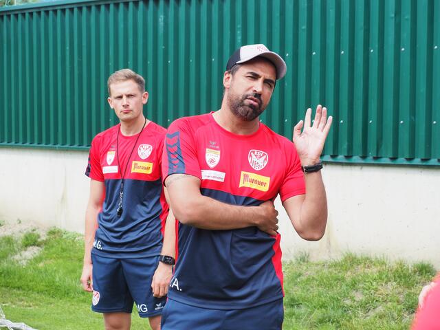 Der neue KSV-Cheftrainer Asmail Atalan mit Co. Mario Grgic. | Foto: Gaube